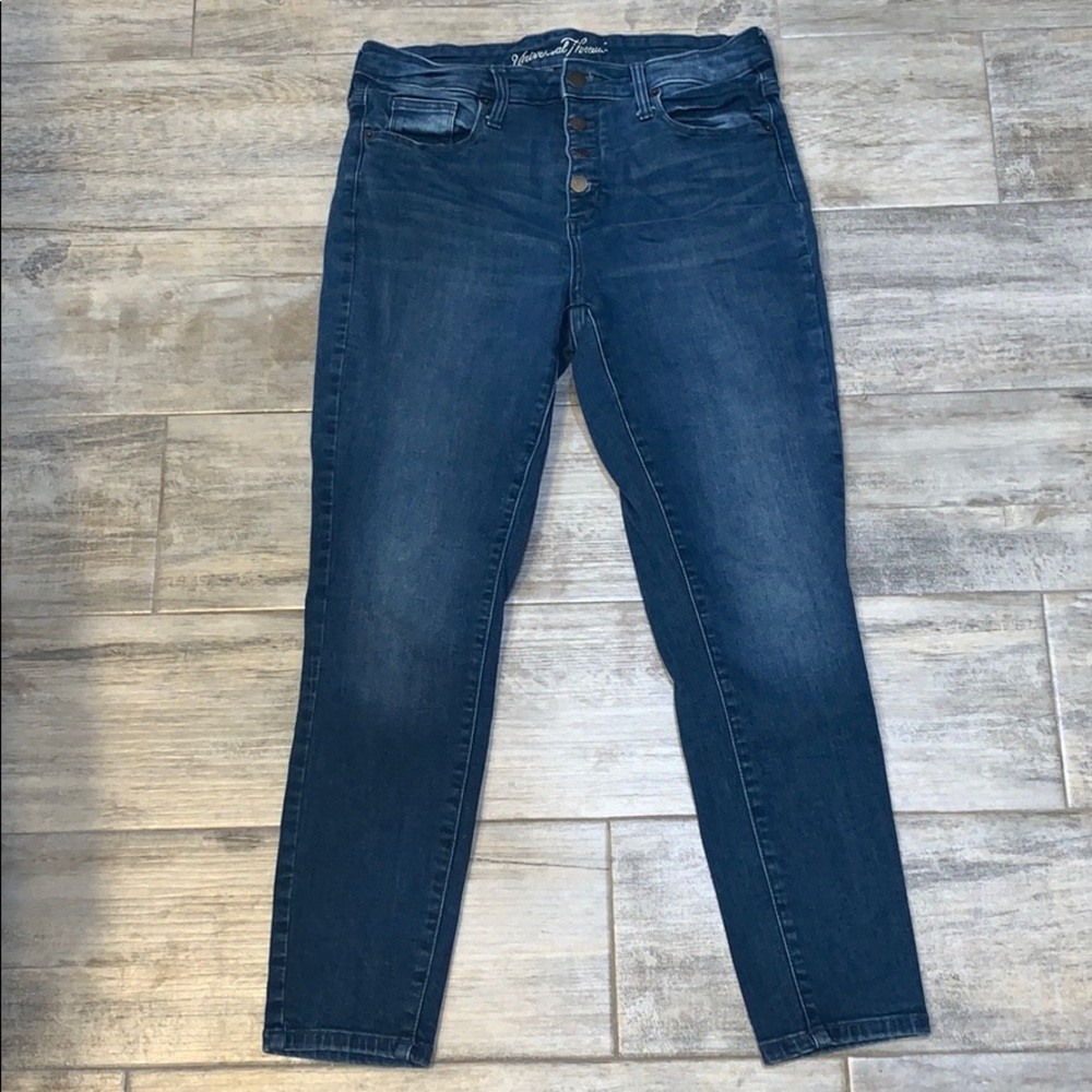 LIKE NEW UNIVERSAL THREAD SKINNY JEANS 👖